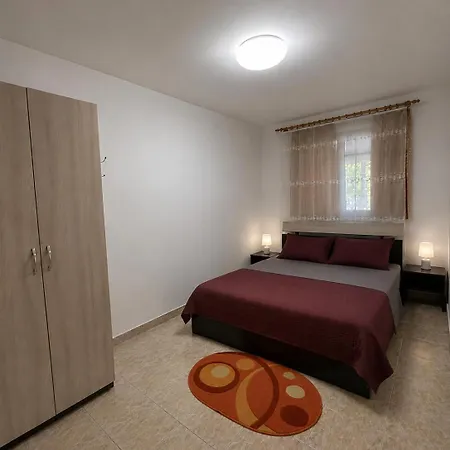 Spacious With Private Garden - Near & Festivals Apartman *