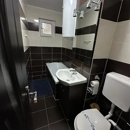 Spacious With Private Garden - Near & Festivals Apartman