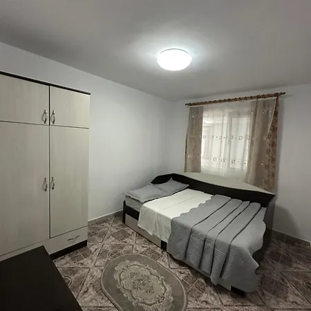 Apartman Spacious With Private Garden - Near & Festivals