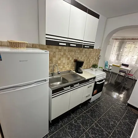 Spacious With Private Garden - Near & Festivals